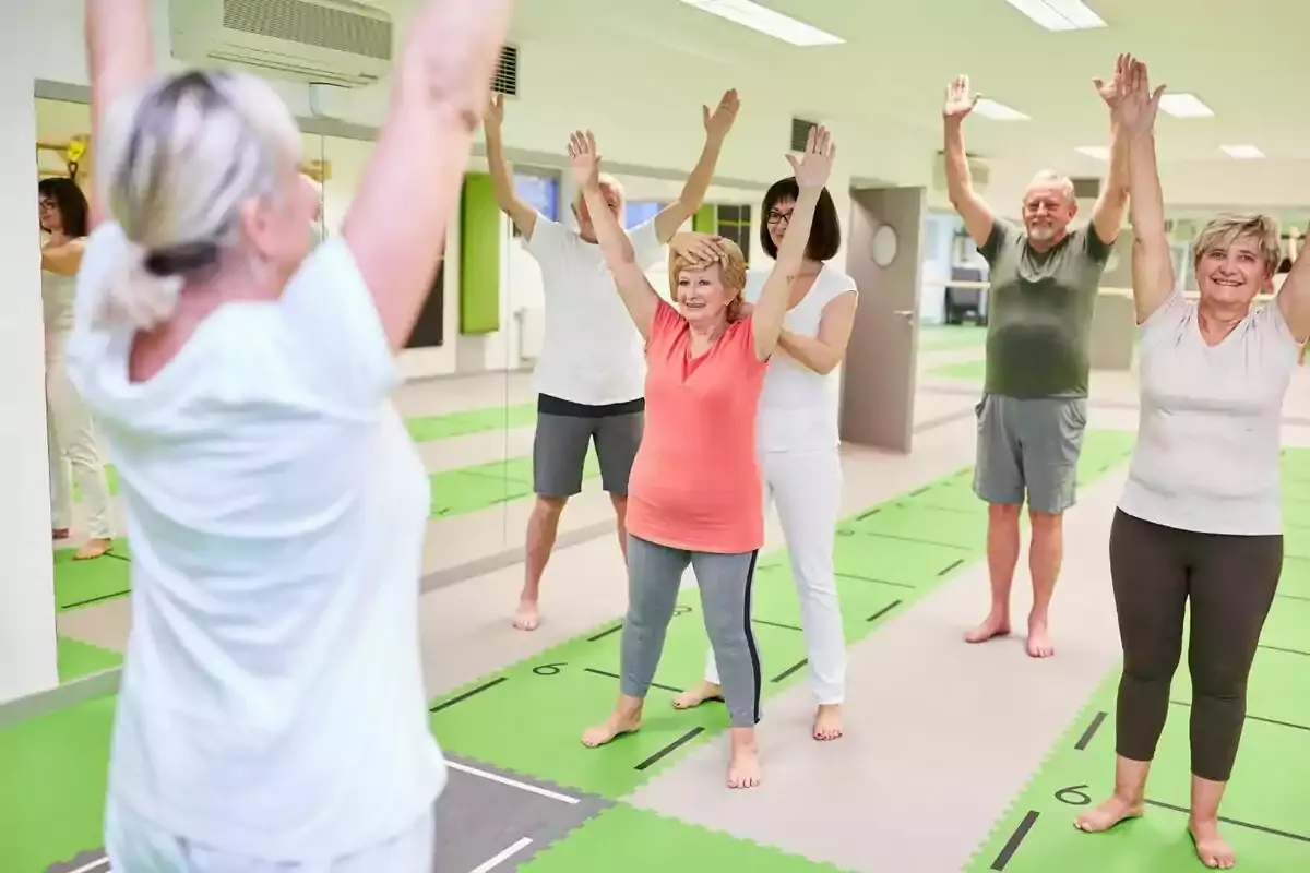 Ejercicios simples para mejorar movilidad en mayores de 65 para hacer en casa o gimnasio